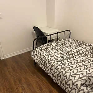 Maison d'hôtes Budget Quad With En Bathroom 36b